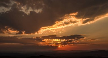 Horizon Panorama Dağı ve dramatik alacakaranlık gökyüzü ve bulut gün batımı arka planı.