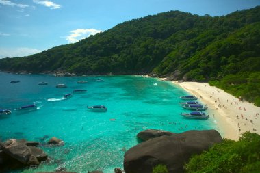 Similan Adaları, Tayland 'daki körfezdeki tekne ve yatların görüntüleri. Phuket Tayland turu. Promthep Cape, Phuket.Phuket plajının cazibelerinden biridir. Pattaya Sahili. 