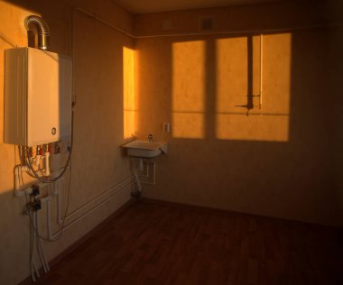 Boş, güneşli bir mutfak. Evinde lavabo ve ısıtıcı var. güneş ışığı.