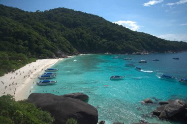 Similan Adaları, Tayland 'daki körfezdeki tekne ve yatların görüntüleri. Phuket Tayland turu. Promthep Cape, Phuket.Phuket plajının cazibelerinden biridir. Pattaya Sahili. 