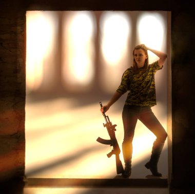 Askeri üniformalı, saldırı tüfekli genç bir kadın. Kapı çerçevesinde duran genç bir kız. beyaz arkaplanda izole.