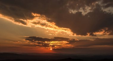 Horizon Panorama Dağı ve dramatik alacakaranlık gökyüzü ve bulut gün batımı arka planı.