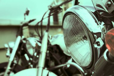 Farlı motosikletler. Helikopterler sırada bekliyor. seçici odak