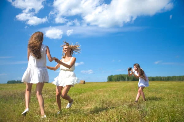 Beyaz Kadınlar Açık Havada Kısa Şık Elbiseler Içinde Fotoğrafçı Fotoğrafı — Stok fotoğraf