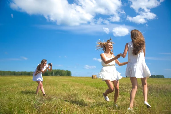 Beyaz Kadınlar Açık Havada Kısa Şık Elbiseler Içinde Fotoğrafçı Fotoğrafı — Stok fotoğraf