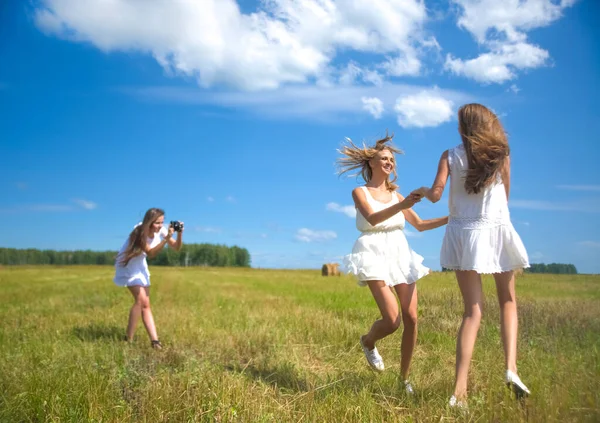 Beyaz Kadınlar Açık Havada Kısa Şık Elbiseler Içinde Fotoğrafçı Fotoğrafı — Stok fotoğraf