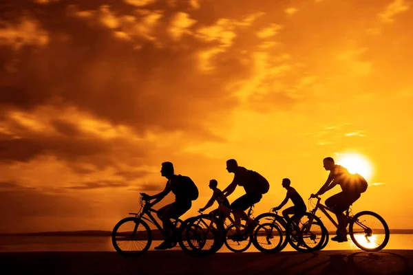 Порожній Простір Спортивні Друзі Велосипедах Заході Сонця Велосипедисти Катаються Уздовж — стокове фото