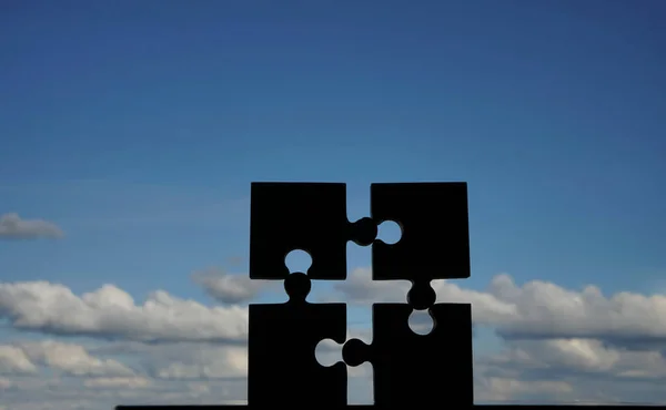 Vier Puzzleteile Auf Blauem Bewölkten Himmel Hintergrund — Stockfoto