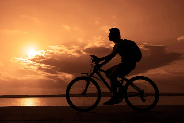 Bild Eines Sportlichen Touristenmannes Mit Dem Fahrrad Vor Dem Sonnenuntergang — Stockfoto