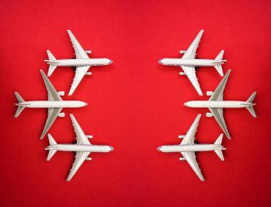 Kırmızı arka planda izole edilmiş üç hava uçağı. 3 uçak.. 