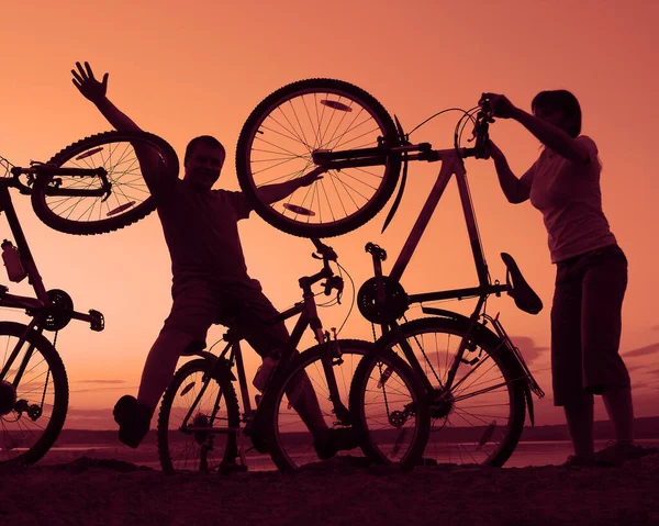 Espacio Vacío Amigos Deportivos Bicicletas Atardecer Ciclistas Largo Costa Deporte — Foto de Stock