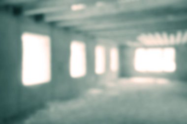 Birçok pencereyle perspektif olarak odaklanmış iç kısım. Gün ışığı. Bulanık arkaplan.     