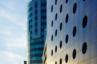 Mavi gökyüzü modern bir ofis binasına yansıyor. İş ve finans kavramı. Soyut mimari arka plan. Şirket gökdelen tasarımı. gün batımı ışığı.