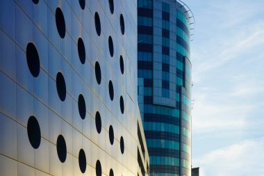 Mavi gökyüzü modern bir ofis binasına yansıyor. İş ve finans kavramı. Soyut mimari arka plan. Şirket gökdelen tasarımı. gün batımı ışığı.