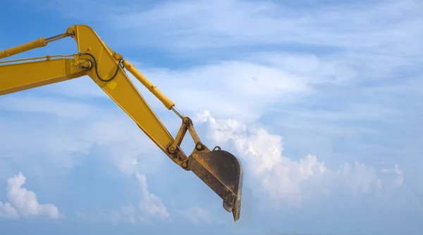 Gele Graafmachine Met Hydraulische Zuigerarm Tegen Blauwe Lucht Zware Machine — Stockfoto