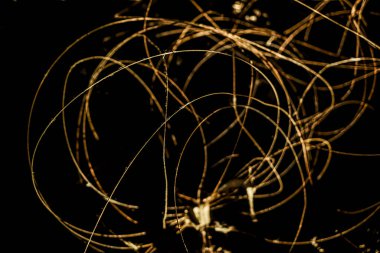 Dağınık paslı metal tel. Güneş ışığı. resmi kapat.