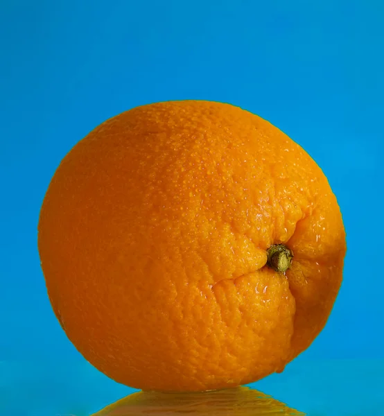 Färsk Glänsande Citron Och Orange Med Droppar Med Reflektion Isolerad — Stockfoto