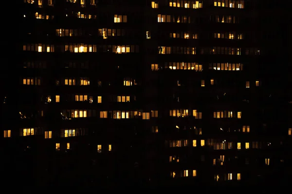 주택의 창문에 불빛이 비치는 아파트 건물의 커다란 창문들 — 스톡 사진