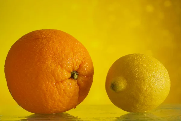 Fresh Shiny Lemon Orange Drops Reflection Isolated Yellow Bokeh Background — Stock Photo, Image