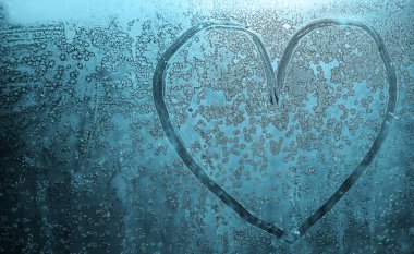 Donmuş bir kış penceresinde çizilmiş bir kalp..