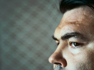 alın teri. Terleyen bir adamın yüzü. Sıcak yaz mevsimi. Terleyen bir adamın yüzü