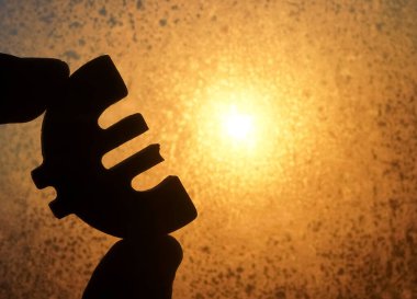 Erkek eli, Avro ikonu siluetini güneşli gökyüzüne karşı tutuyor