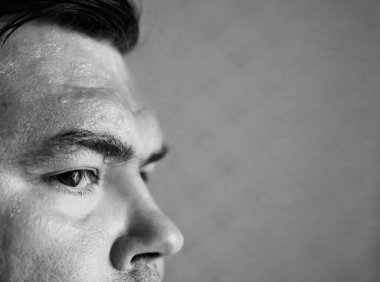 alın teri. Terleyen bir adamın yüzü. Sıcak yaz mevsimi. Terleyen bir adamın yüzü