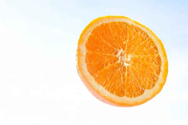 Die Hälfte Der Reifen Orange Auf Blauem Himmelshintergrund Nahaufnahme Von — Stockfoto