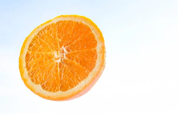 Die Hälfte Der Reifen Orange Auf Blauem Himmelshintergrund Nahaufnahme Von — Stockfoto