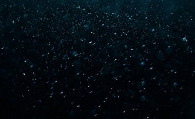 Koyu renkli ışıklar arka planda. Siyah arkaplanda ışıklar. 