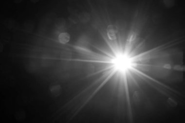 Doğal bokeh geçmişi. Güneş ışığıyla defocuset arkaplanı. Güneş ışınları ile soyut arkaplan efekti.