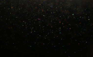 Koyu renkli ışıklar arka planda. Siyah arkaplanda ışıklar. 