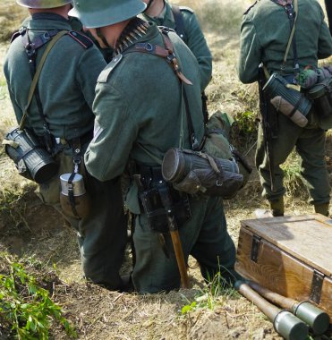 Tüfek ve cephaneli 2. Dünya Savaşı askerleri. siper piyadesi