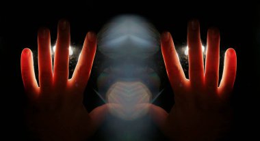 Sahne ışığı ya da sahne ışığı altında parmakları olan iki insan eli silueti. 