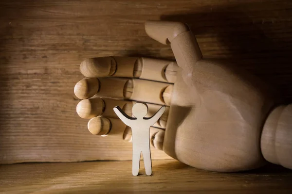 Ξύλινο Χέρι Ανθρώπινο Μοντέλο Ξύλινο Φόντο Κοντινή Εικόνα — Φωτογραφία Αρχείου