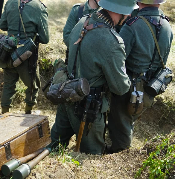 Második Világháborús Német Katonák Puskával Lőszerrel Lövészárok Gyalogsága — Stock Fotó