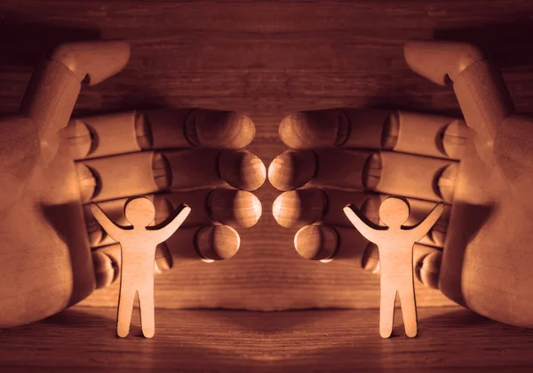 Dwie Drewniane Dłonie Ludzkimi Modelami Drewnianym Tle Zbliżenie Obrazu Ręce — Zdjęcie stockowe