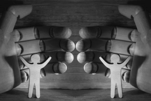 Dwie Drewniane Dłonie Ludzkimi Modelami Drewnianym Tle Zbliżenie Obrazu Ręce — Zdjęcie stockowe