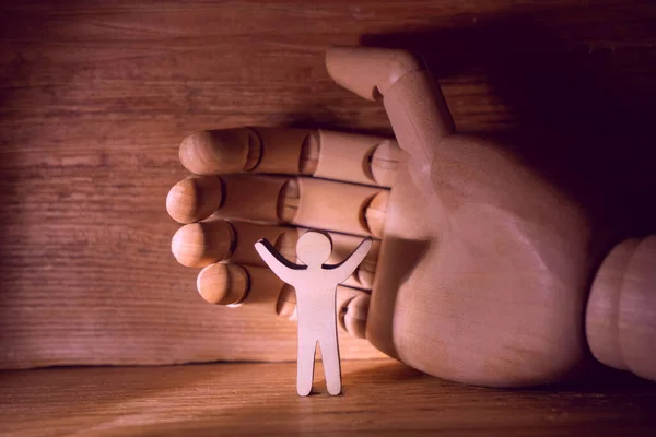 Ξύλινο Χέρι Ανθρώπινο Μοντέλο Ξύλινο Φόντο Κοντινή Εικόνα — Φωτογραφία Αρχείου