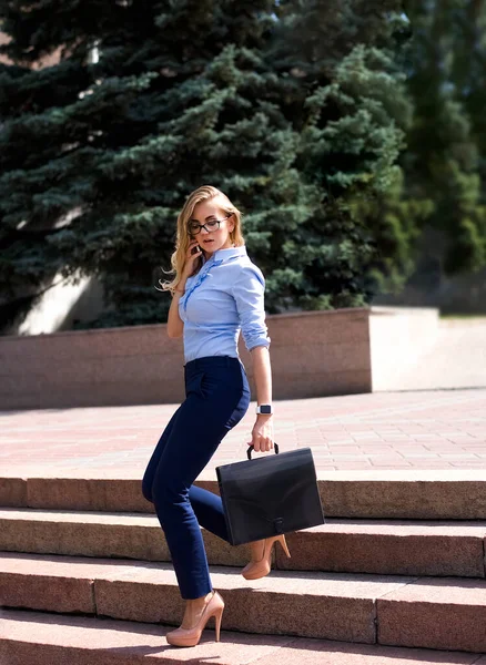 Jeune Belle Femme Affaires Descendant Les Escaliers Avec Une Brève — Photo