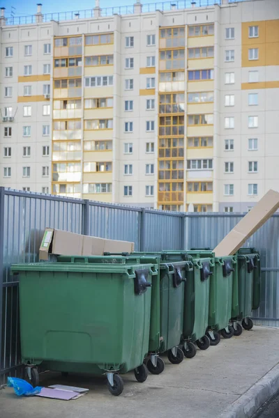 Poubelles Vertes Modernes Dans Rue Déchets Ménagers Dans Ville — Photo