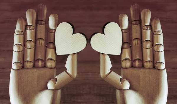 健康日的概念 两个木制的心脏在木制的手娃娃的背景 情人节 2月14日 — 图库照片