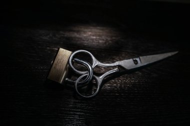 Makas masadaki asma kilide kilitlendi