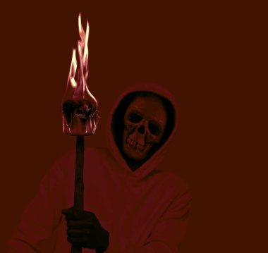 Alev alev yanan kapüşonlu bir İskelet. Cadılar Bayramı için iyi bir karanlık görüntü. Tanınmayan kişi.