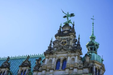 Başmelek Michael Lucifer 'i yendi. Düşmüş meleği. Almanya 'nın Hamburg kentindeki belediye binası.
