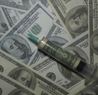 İçinde 100 dolarlık banknotların olduğu bir şırınga. Her şeyi gören gözü olan bir piramit.