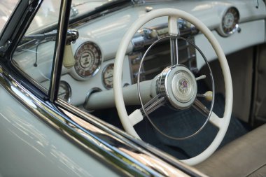 HAMBURG, ALMANY - 21 Eylül 2019 Biuck 8. Direksiyon simidine yakın plan klasik retro araba iç mekanı.