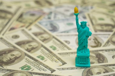 Yüz dolarlık banknotlarda Özgürlük Anıtı.. 