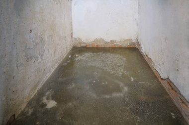 Soğuk beton odada buzlu zemin, donmuş kış arka planında