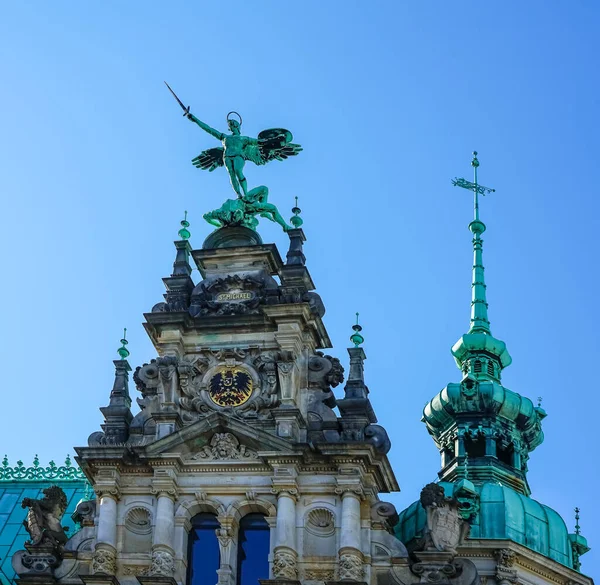 Erzengel Michael Besiegt Luzifer Den Gefallenen Engel Rathaussturm Hamburg Deutschland — Stockfoto